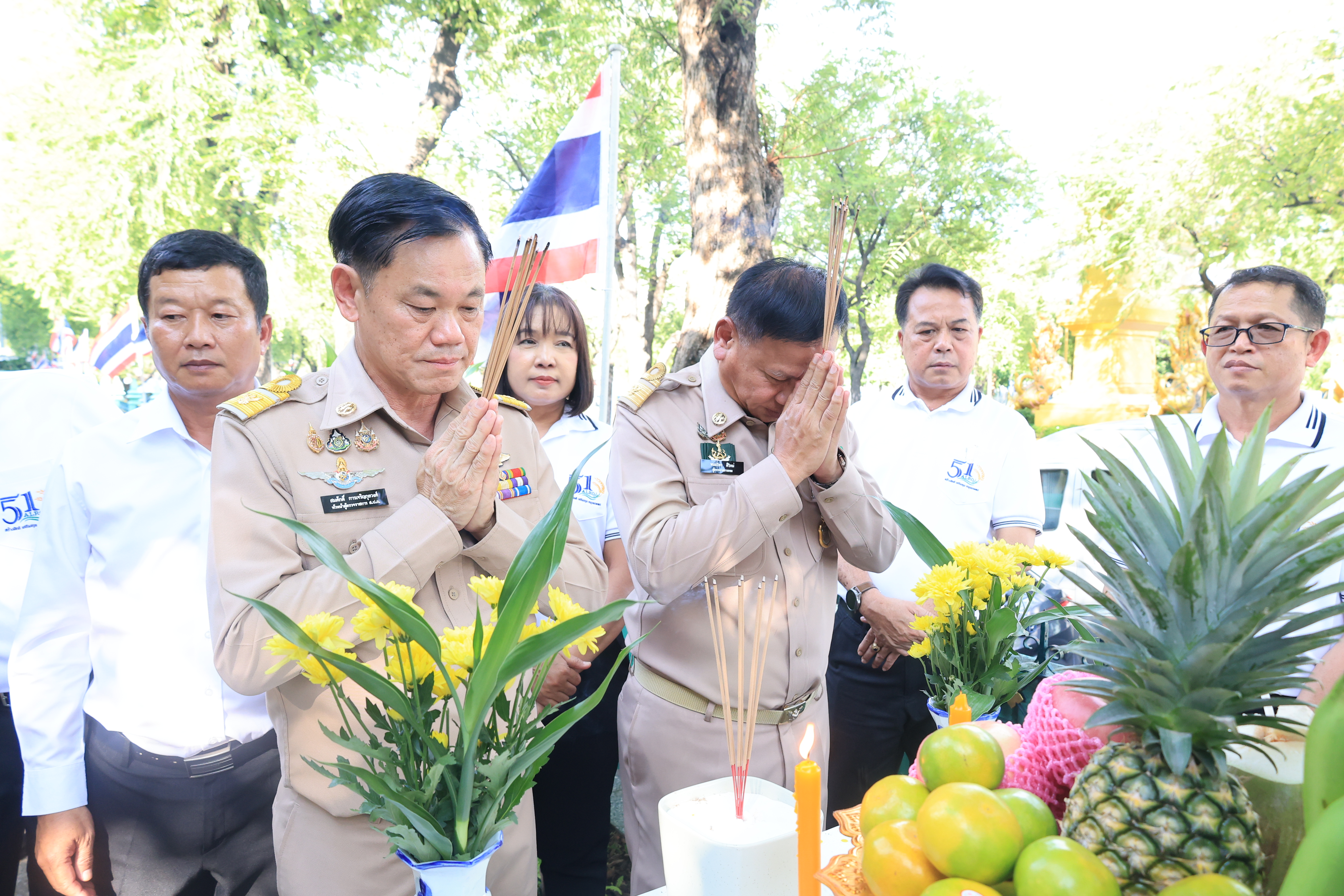 title - เลขาธิการ ส.ป.ก. และผู้เกษียณอายุราชการ สักการะสิ่งศักดิ์สิทธิ์ประจำ กระทรวงเกษตรและสหกรณ์ และ สำนักงานการปฏิรูปที่ดินเพื่อเกษตรกรรม เนื่องในโอกาสเกษียณอายุราชการ